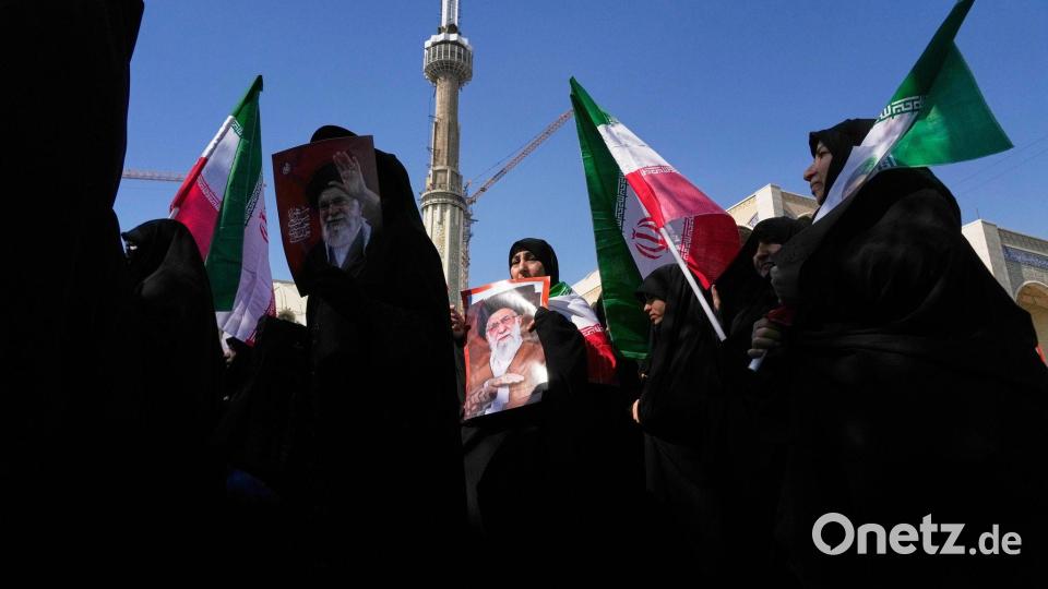 Nach dem Freitagsgebet in Teheran demonstrieren Frauen gegen die US-israelischen Angriffe. Bild: Vahid Salemi/AP/dpa