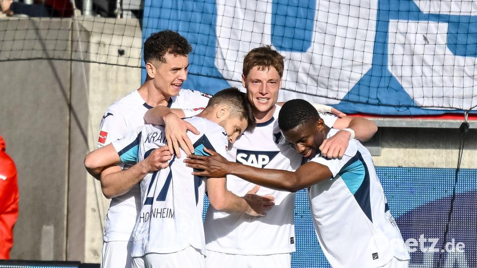 Torschütze Alexander Prass lässt sich von seinen Teamkollegen feiern. Bild: Harry Langer/dpa