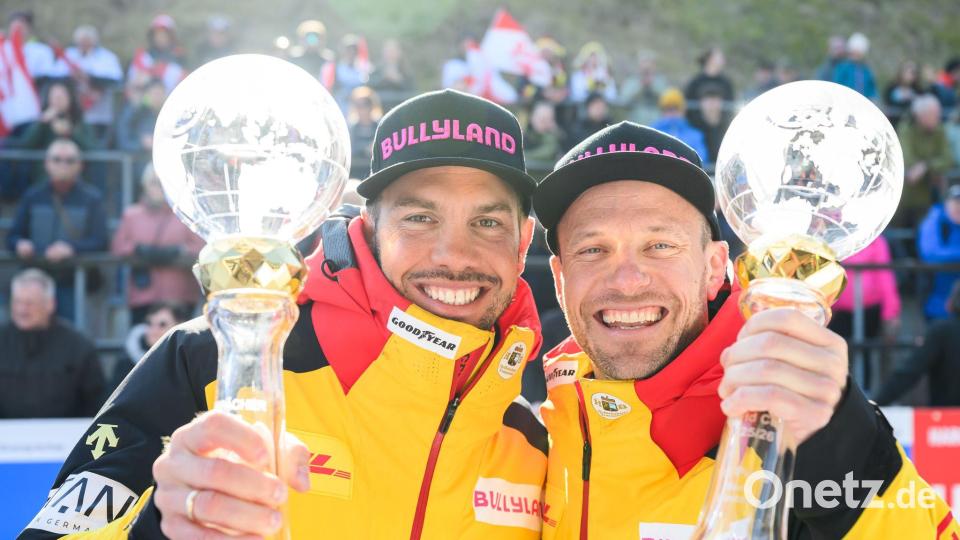 Tobias Wendl (l) und Tobias Arlt jubeln in Altenberg mit ihren Kristallkugeln für den Gesamt-Weltcupsieg im Doppelsitzer. Bild: Robert Michael/dpa