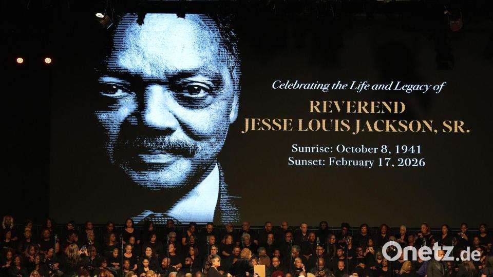 Menschen versammeln sich vor der öffentlichen Trauerfeier für Reverend Jesse Jackson. Bild: Nam Y. Huh/AP/dpa