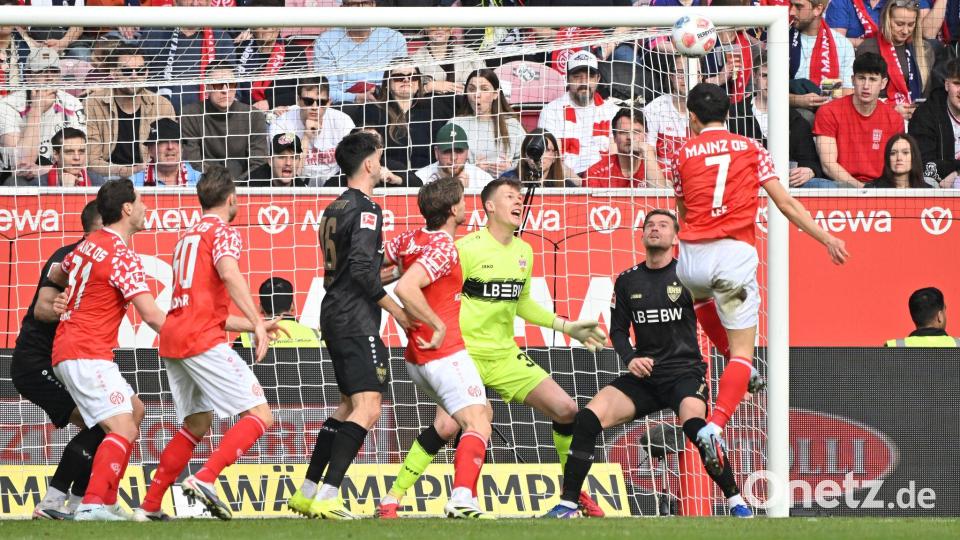 Traf zur Mainzer Führung: Jae-sung Lee (r). Bild: Torsten Silz/dpa