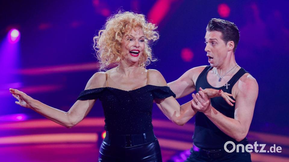 Sonya Kraus, Schauspielerin, und Valentin Lusin, Profitänzer, tanzen. Bild: Rolf Vennenbernd/dpa