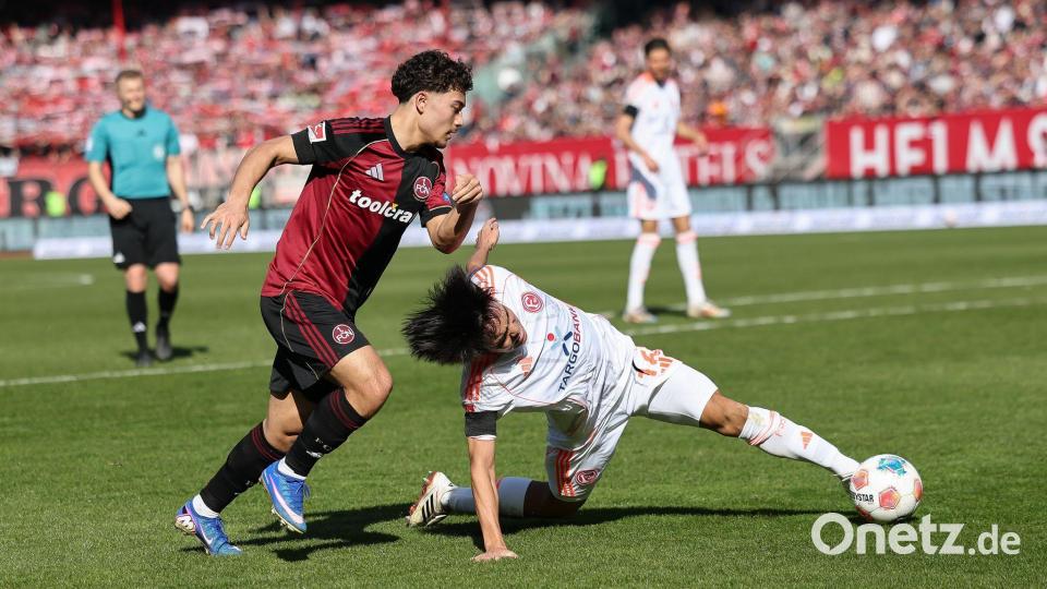 Nürnbergs Youngster Justin von der Hitz (l) im Zweikampf mit dem Düsseldorfer Satoshi Tanaka. Bild: Daniel Löb/dpa