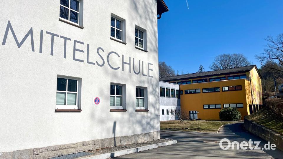 Die neue Mensa für Grund- und Mittelschule in Neustadt wird eingerahmt von den Ausläufern der Mittelschule an der Bildstraße. Bild: Gabi Schönberger
