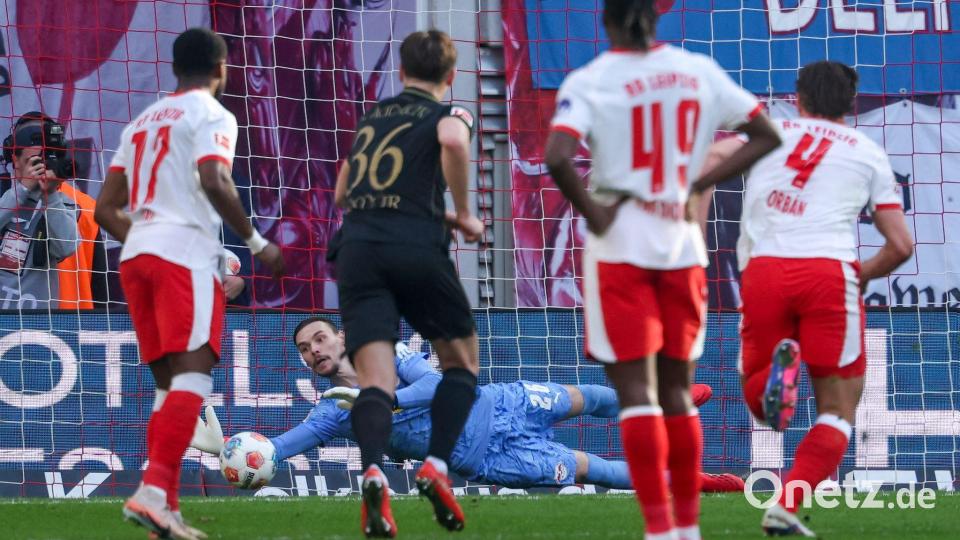 Maarten Vandevoordt hält den Elfmeter von Keven Schlotterbeck. Bild: Jan Woitas/dpa