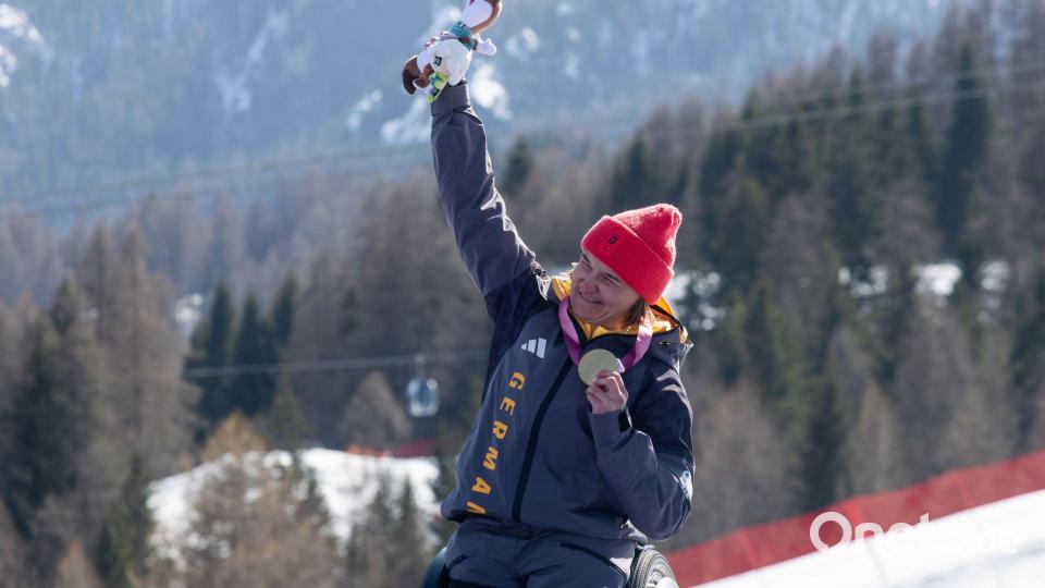 Erstes deutsches Gold: Anna-Lena Forster mit ihrer Medaille. Bild: Philipp von Ditfurth/dpa