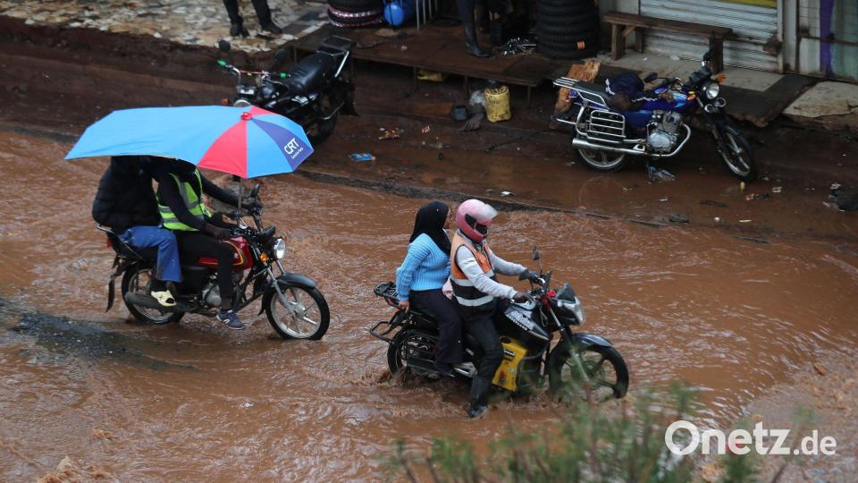 Der Wetterdienst warnt: In den nächsten Tagen soll noch mehr Regen fallen. Bild: Henry Naminde/Xinhua/dpa