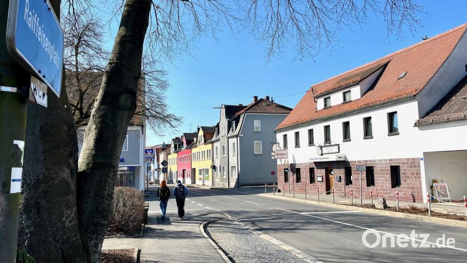 Unauffällig hängen die Straßenlaternen über dem Raiffeisenplatz. Bald werden sie durch Leuchtkörper auf Masten ersetzt. Bild: Gabi Schönberger
