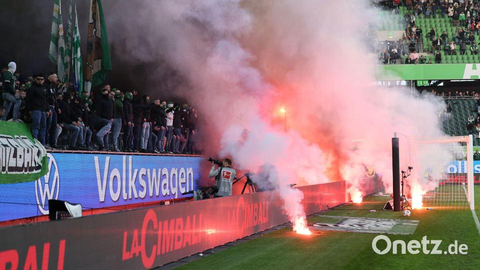 Nach dem Spiel entlud sich der Ärger der Wolfsburger Fans. Bild: Andreas Gora/dpa