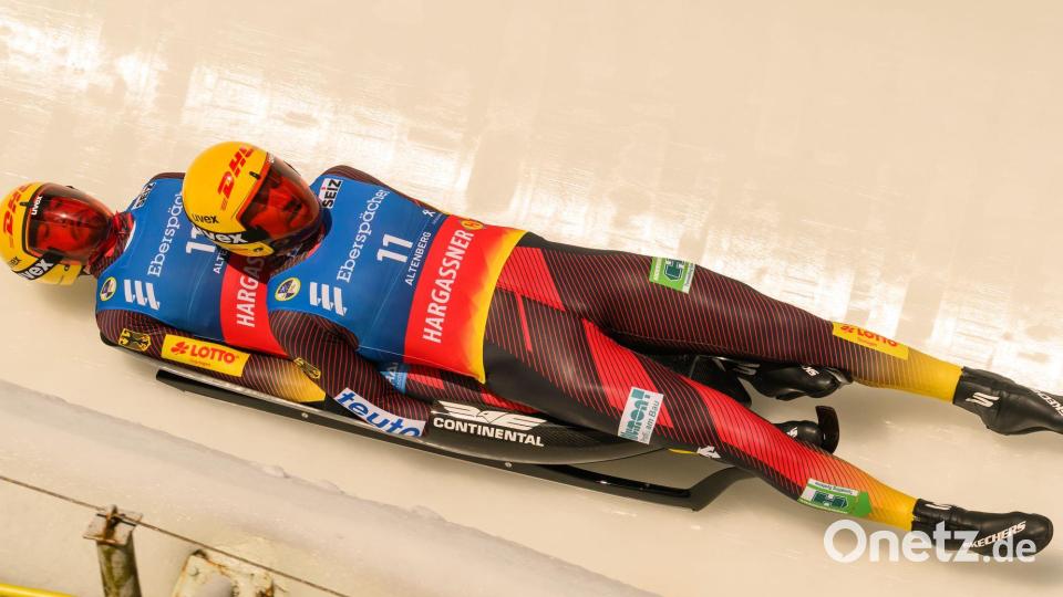 Toni Eggert und Florian Müller (Deutschland) fahren im ersten Lauf den Eiskanal in Altenberg herunter. Bild: Robert Michael/dpa