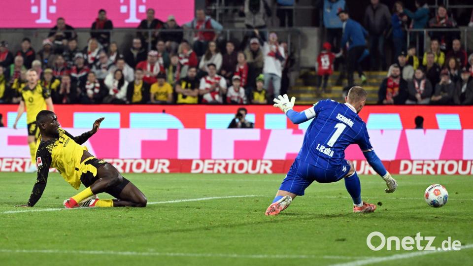 Serhou Guirassy (l) schoss den BVB in Führung. Bild: Federico Gambarini/dpa