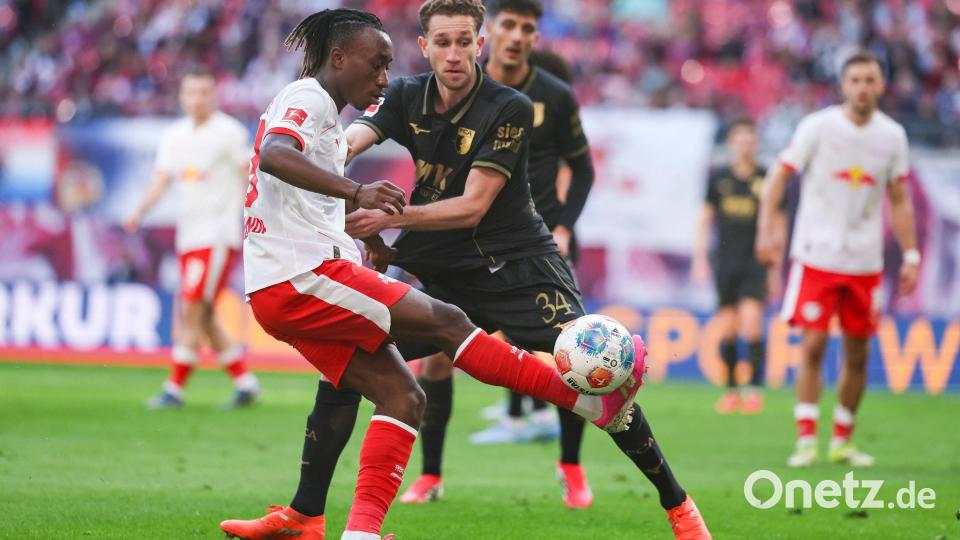 Yan Diomande (l) traf zum Ausgleich. Bild: Jan Woitas/dpa