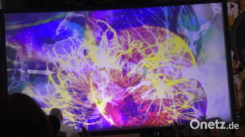 Ungewöhnliches Konzert im Kloster Speinshart: Zu einem Fest der Farben wurde die visualisierte Tätigkeit der Zellen, die die beiden Hirnhälften verbinden. Bild: rn