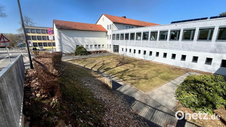 Auf der Grünfläche zwischen Bildstraße und Mittelschule will Neustadt/WN ein zweistöckiges Gebäude für die Schülermensa und die Offene Ganztagsschule der Grundschüler errichten. Bild: Gabi Schönberger