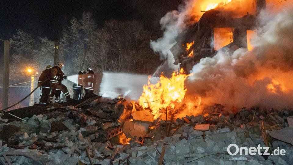 In den Trümmern des von einer Rakete getroffenen Wohnhauses gab es mehrere Tote und Verletzte. Bild: Andrii Marienko/AP/dpa