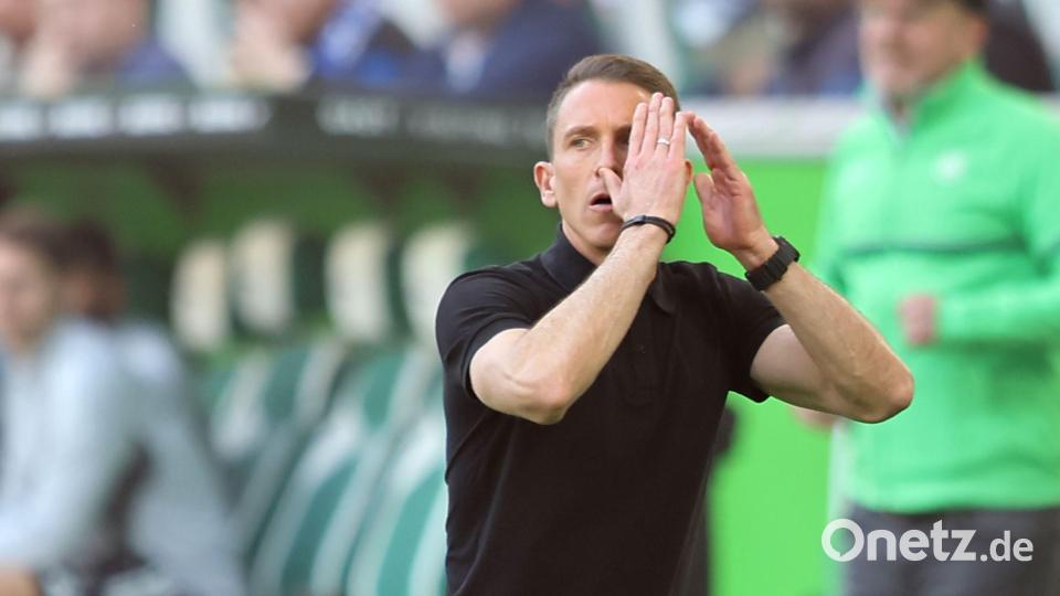 Wolfsburgs Trainer Daniel Bauer muss um seinen Job bangen. Bild: Andreas Gora/dpa