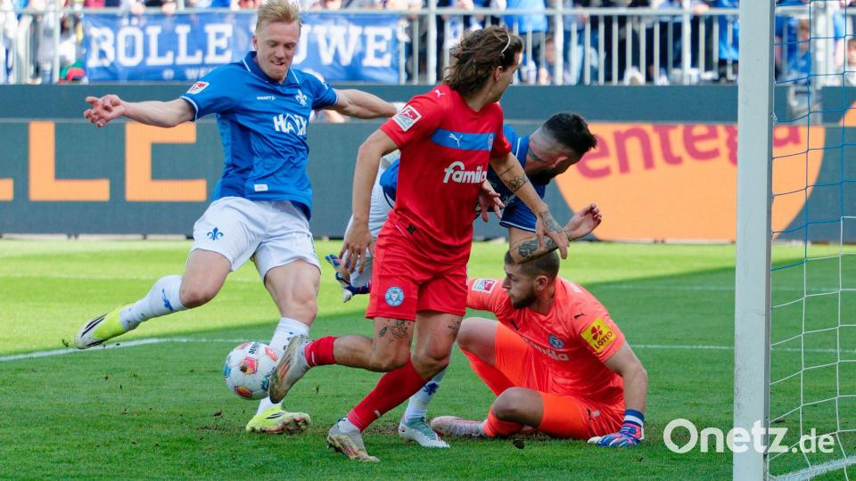 Isac Lidberg (l) scheitert an Kiels Torwart Timon Weiner. Bild: Uwe Anspach/dpa