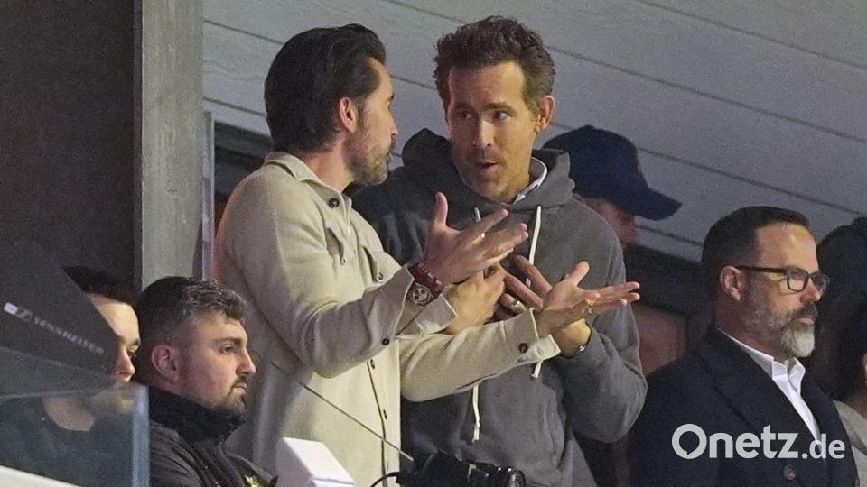 Die Hollywood-Stars Mac (l) und Reynolds fieberten im Stadion mit. Bild: Martin Rickett/PA Wire/dpa