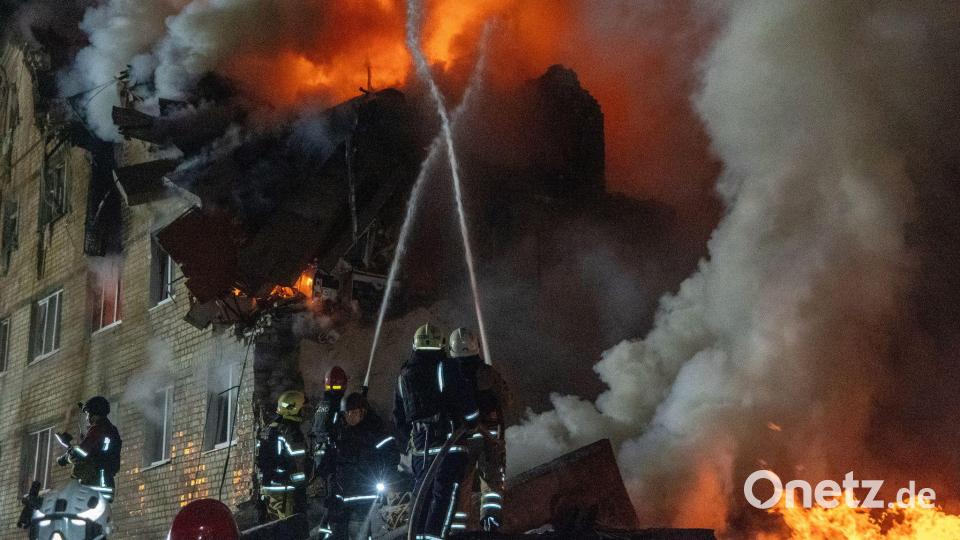 Feuerwehrleute bekämpfen einen Brand in einem Mehrfamilienhaus nach einem russischen Raketenangriff. Bild: Andrii Marienko/AP/dpa