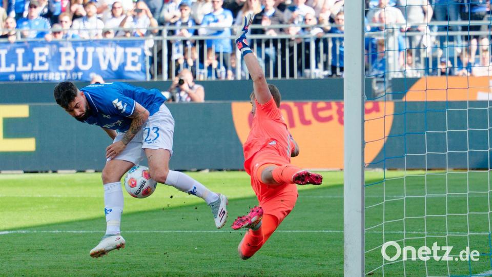 Marco Richter (l) verpasst in dieser Szene die Führung für Darmstadt. Bild: Uwe Anspach/dpa