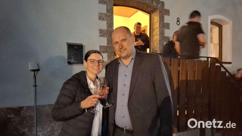 Das Ehepaar Nicole und Thomas Kleber feierte mit Sekt den Wahlsieg von Thomas Kleber in Eslarn. Bild: gz