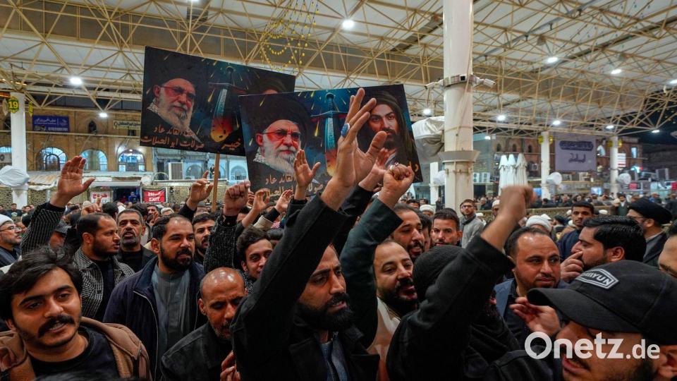 Irakische Schiiten halten Bilder des iranischen Obersten Führers Chamenei. Bild: Anmar Khalil/AP/dpa