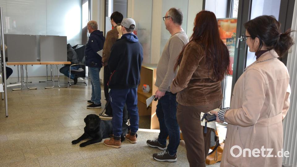 Im Wahllokal in der Sparkassen-Filiale in Mitterteich bildete sich gegen 11 Uhr eine Warteschlange. Bild: jr