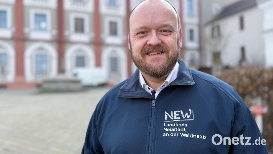 Andreas Meier ist sehr zufrieden. Er geht als Landrat in seine dritte Amtsperiode im Landkreis Neustadt/WN. Bei der Kommunalwahl 2026 am Sonntag erreichte der CSU-Mann 64,8 Prozent der Stimmen. Bild: Gabi Schönberger