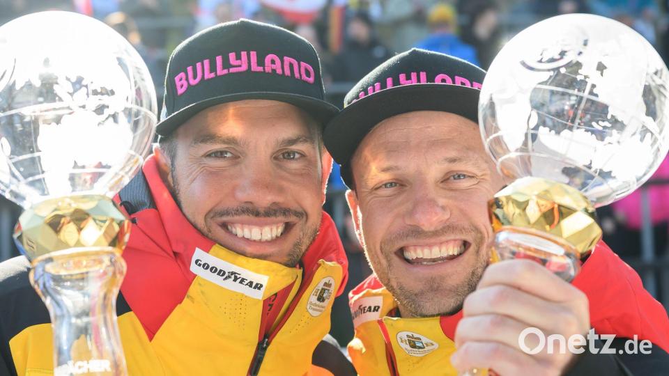 Tobias Wendl (l) und Tobias Arlt gewinnen ebenfalls die begehrte Kristallkugel. Bild: Robert Michael/dpa