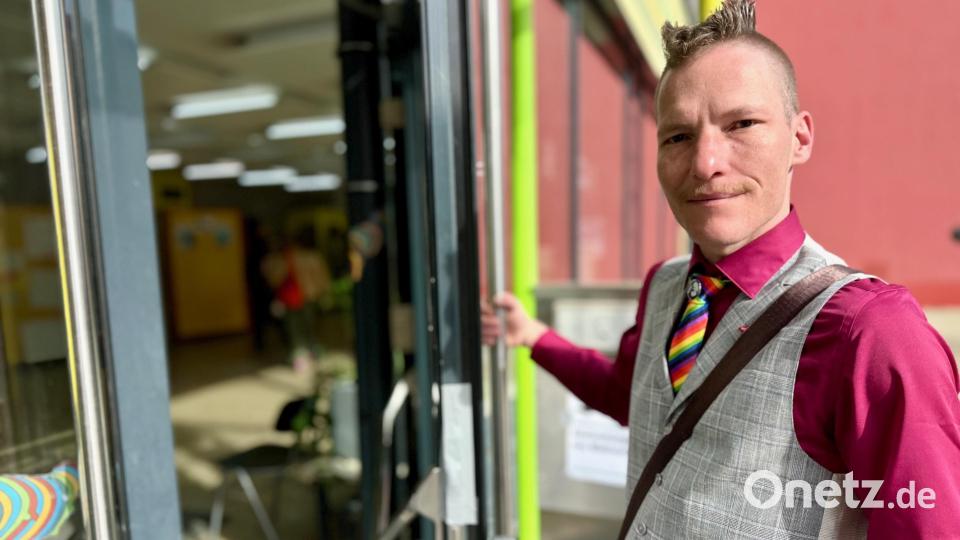 Simon Escher-Herzog trat im Landkreis Neustadt/WN als Landratskandidat für Die Linke an. Am Sonntag gab er seine Stimme im Wahllokal der Grundschule in Neustadt/WN ab. Bild: Gabi Schönberger