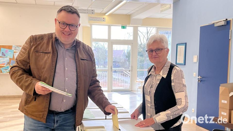 Daniel Weidner, der SPD-Bürgermeisterkandidat in Hahnbach, hat am Sonntag gleich in der Früh seine Stimme abgegeben. Bild: mma