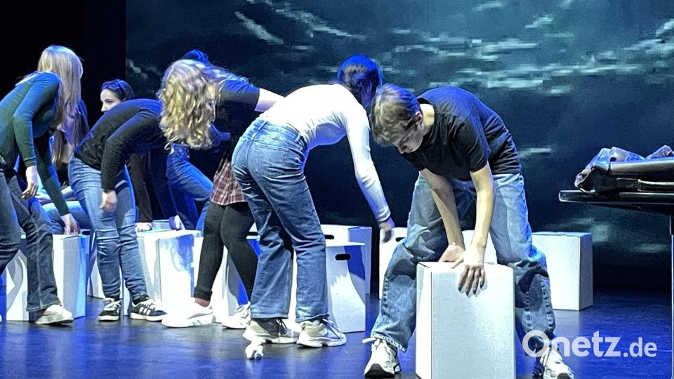 Mit dem eindrucksvollen Stück "Die Welle" demonstriert die Theatergruppe "Spotlights" des Gregor-Mendel-Gymnasiums, wie schnell aus einem Wir-Gefühl autokratische Strukturen entstehen können. Bild: Susanne Schwab