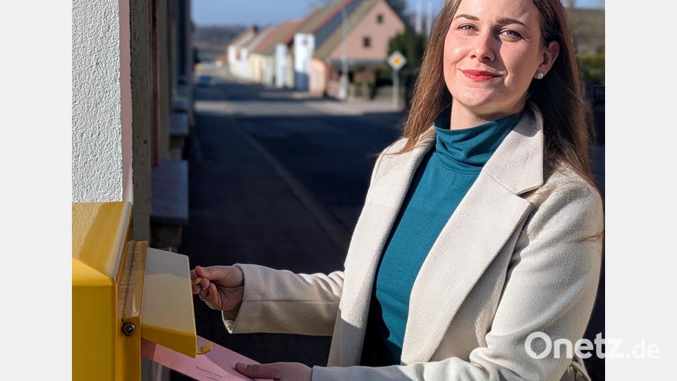 Die Landratskandidatin der Freien Wähler, Rebekka Fischer, warf in ihrem Heimatort Tännesberg die Briefwahlunterlagen ein. Bild: Rebekka Fischer/privat