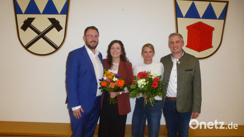 Glückwünsche für den neuen Bürgermeister Julian Kraus (links): Konkurrent Andreas Solter (rechts) zeigte sich als fairer Verlierer und gratulierte mit seiner Frau Silvia zum Erfolg. Mit im Bild Kraus' Ehefrau Lena Kraus. Bild: Siegfried Bock