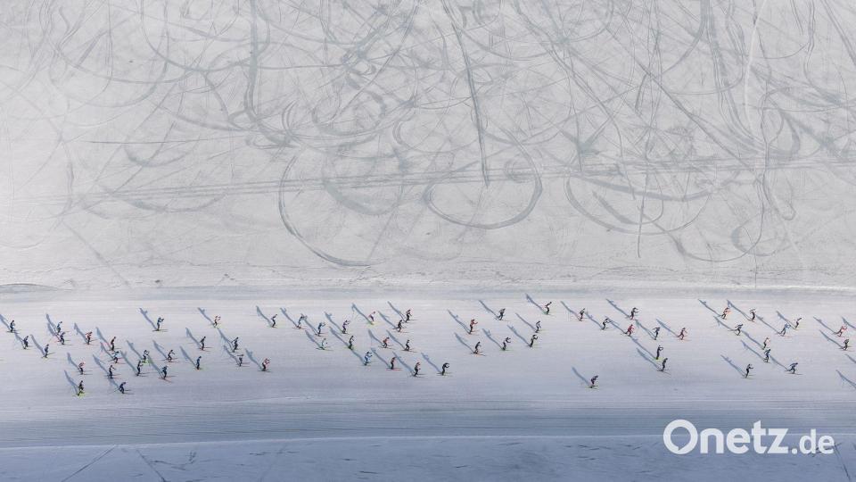 Skifahrer nehmen am 56. Engadin Skimarathon in Maloja teil. Bild: Peter Klaunzer/KEYSTONE/dpa
