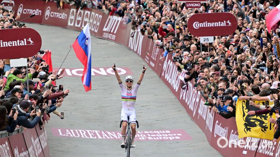 Tadej Pogacar jubelt über seinen vierten Sieg bei der Strade Bianche. Bild: Dirk Waem/Belga/dpa