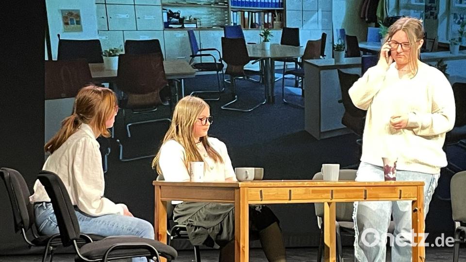 Plötzlich ist eine Lehrerin verschwunden. Was es damit auf sich hat und wie dieser knifflige Fall gelöst wird, erzählt die AG Theater der Luitpold-Mittelschule in ihrem "überaus hervorragenden Schulkrimi". Bild: Susanne Schwab