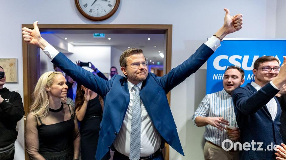 Nürnbergs Oberbürgermeister Marcus König (CSU) geht mit klarem Vorsprung und damit als Favorit in die Stichwahl gegen seinen Herausforderer Nasser Ahmed. Bild: Daniel Karmann/dpa