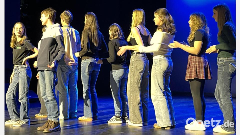 Auch die Ansage des nächsten Stücks wurde, wie hier von der GMG-Theatergruppe "Spotlights", von den vorausgehenden Ensembles übernommen, was ebenfalls zum Erfolg dieser Auftaktveranstaltung beitrug. Bild: Susanne Schwab