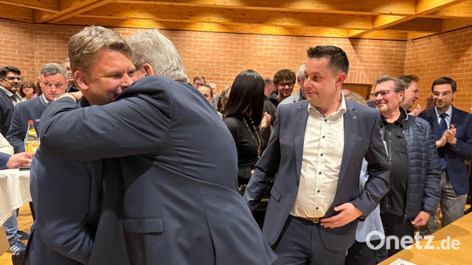 Benjamin Zeitler (links) nimmt am Wahlabend die ersten Glückwünsche seiner CSU-Parteikollegen entgegen. Er geht als Favorit in die Stichwahl mit Amtsinhaber Jens Meyer (SPD). Bild: Gabi Schönberger