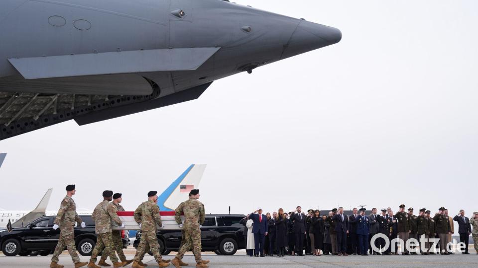 US-Soldaten tragen eine mit einer US-Flagge bedeckten Sarg aus einer Transportmaschine. Bild: Mark Schiefelbein/AP/dpa
