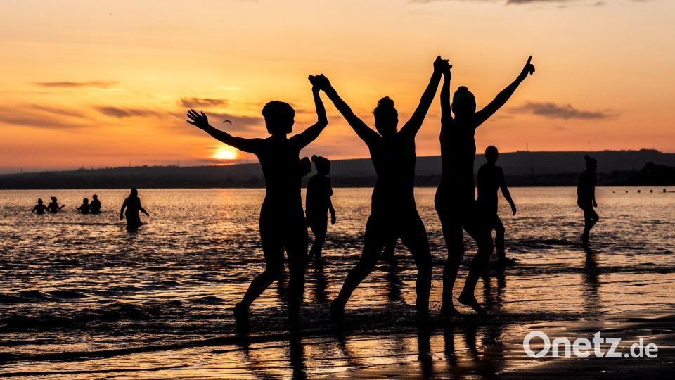 Frauen schwimmen zum Internationalen Frauentag im Firth of Forth in Edinburgh. Bild: Jane Barlow/PA Wire/dpa