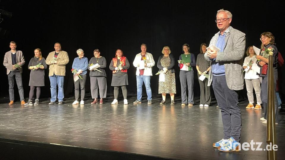 Neben den jugendlichen Akteuren galt es vor allem auch den Spielleitern zu danken, was Kulturreferent Fabian Kern zum Abschluss dieses Theaterabends übernahm. Bild: Susanne Schwab