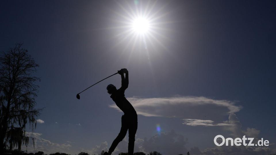 Akshay Bhatia schlägt am sechsten Loch ab. Bild: Matt Slocum/AP/dpa