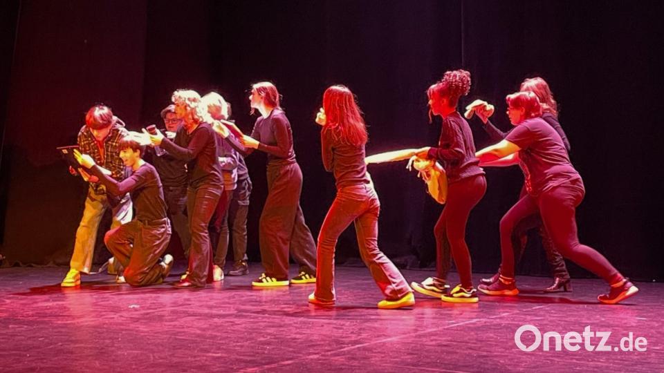 Wie Meinungsverschiedenheiten unser ganzes Leben begleiten, zeigt die Theatergruppe der Mittel- und Oberstufe des Erasmus-Gymnasiums in ihrem Theaterstück "CONTRAste". Bild: Susanne Schwab
