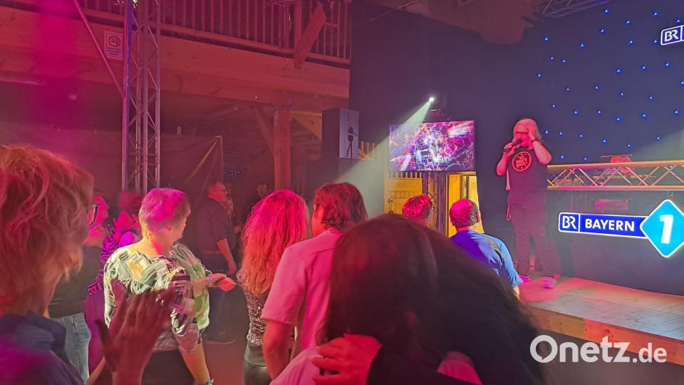 Jürgen "Kauli" Kaul zog das Publikum mit Party-Klassikern aus den 70ern und 80ern auf die Tanzfläche des Vereinsstodls, der mit Lichtshow und Nebelmaschine in einen Disco-Tempel verwandelt wurde. Bild: wel