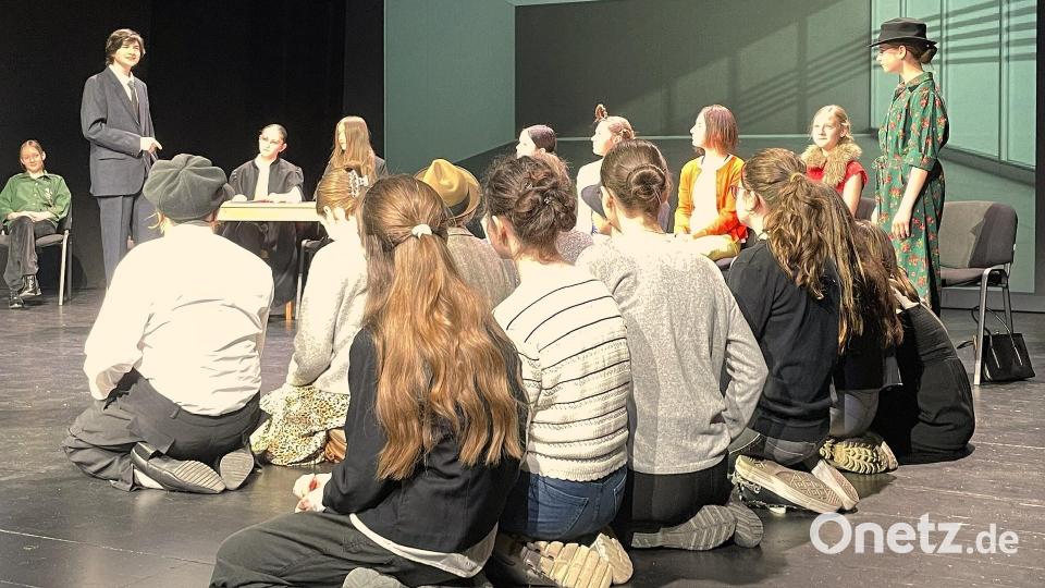 Mit "Die Akte Max und Moritz", die Wilhelm Buschs Lausbubengeschichte in einen Ermittlungsfall verwandelt, überzeugte die Unter- und Mittelstufentheatergruppe des MRG bei den 33. Schultheatertagen. Bild: Susanne Schwab
