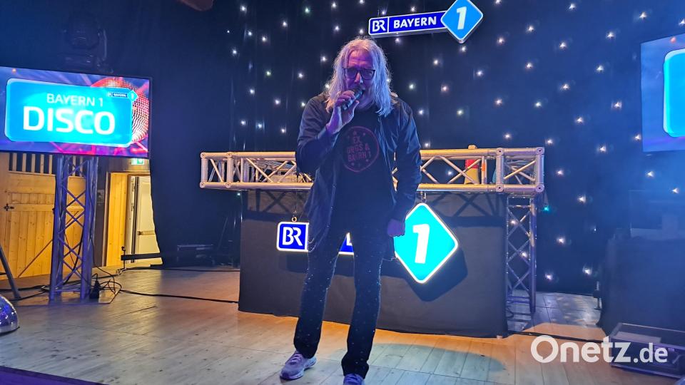 Bayern-1-Moderator Jürgen "Kauli" Kaul begeisterte das Publikum mit Musik aus den 70ern und 80ern. Bild: wel