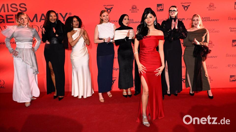 Rose Mondy mit weiteren Finalistinnen der „Miss Germany Awards“. Bild: Felix Hörhager/dpa