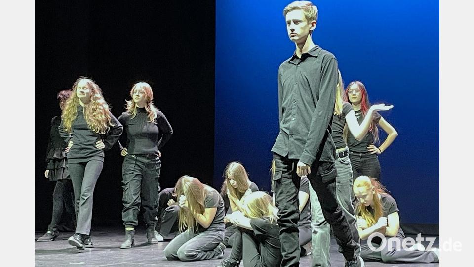 Mit einer Szene aus dem Schönwerth-Märchen vom "fliegenden Kästchen" begeisterte die Theatergruppe der Luitpold-Mittelschule das Publikum im voll besetzten Stadttheater. Bild: Susanne Schwab
